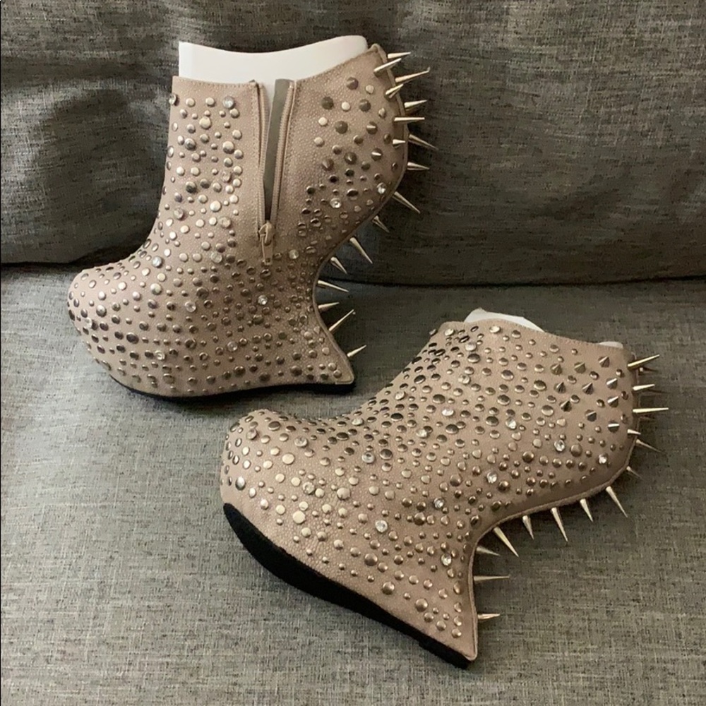 Privileged Sz 10, Taupe Heel-less Wedge Boots